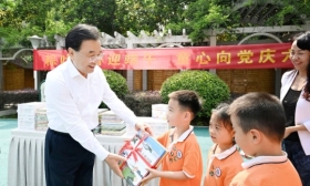 信長星“六一”前夕看望少年兒童