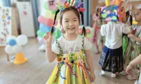临沂市兰山区兰山街道中心幼儿园（丹枫园）小一班开展环保时装秀活动