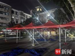 太暖心！为了校门到考场不被淋湿，南京高考考点搭建“避雨通道”