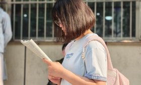 再看一眼复习资料，山东2025年高考语文科目即将开考