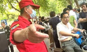 消防安保工作人员疏导交通助力高考
