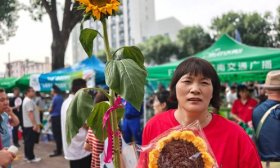 直击山东高考｜从向日葵到红色T恤，考场外家长们的仪式感