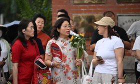 一举夺“葵”！高考首日马上收官，考场外成向日葵花海