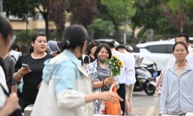 首战告捷！考生们结束首日考试，笑容灿烂走出考场