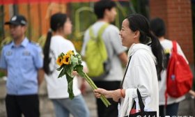 鲜花拥抱送考生，考场外一片温情