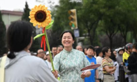 人群中最亮眼！家长手举一米多高手工向日葵迎接考生