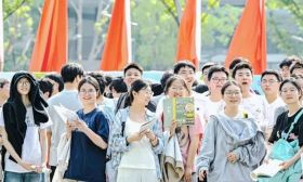 微笑向远方，青春不散场