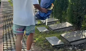 江西一高考生将妈妈遗照贴在衣服上参加高考，结束后拿着花直奔妈妈墓地悼念