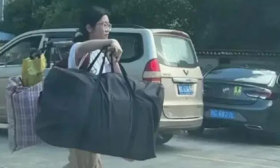 女生高考完獨自挑扁擔行李回家，堅韌身影引全網點贊