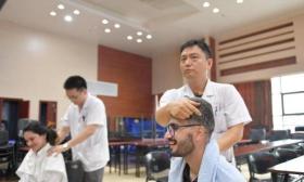 在皖外国留学生体验中医药文化