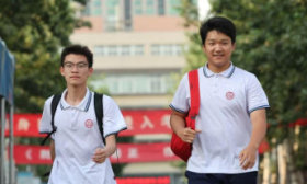 中考首日考试结束，考生从容离场