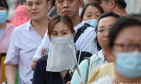中考首日考试即将结束，家长35°C高温下提前迎考生