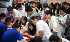 山东高招会首日人气爆棚！300余所高校汇聚济南，考生家长热情咨询