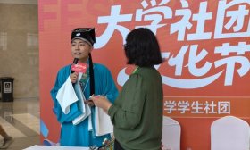 高招會上招生花樣多，“學霸”研究生現場表演京劇