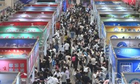 山東高招會第二天直擊：咨詢次日熱度不減，高考生稱“面對面交流比網上查資料更直觀”