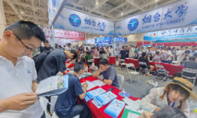 山東高招會第二天直擊：老師組團來濟答疑，煙臺大學咨詢專區持續火爆