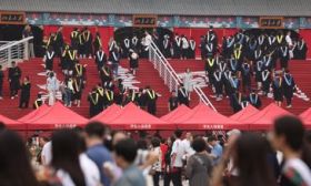 北大四千余学子本科毕业，年近八旬院士、校友舒德干现场送寄语