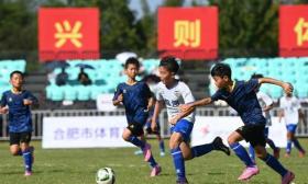 安徽合肥：足球小将逐梦绿茵度暑期