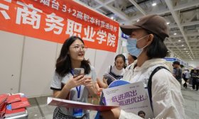 2025山东高招会专科场今日火爆开幕，考生家长热情高涨