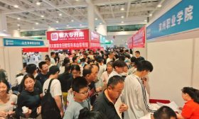 里三层外三层，山东高招会高职（专科）现场老师耐心答疑