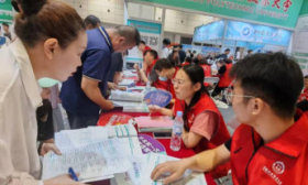 高招会现场考生和家长有备而来，按图索骥寻自己心仪的学校