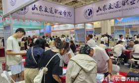 山东高职高招会现场直击: 考生关注点从专业拓展到生活细节