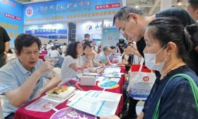 午餐时间，高招会仍人流不断