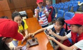新京报小记者走进朝阳法院，与新疆墨玉小朋友共上一堂法治课