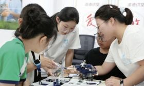 在实践中点亮火热青春