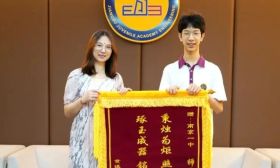 被清華大學錄取的一中學子，回母校贈錦旗，謝師恩！