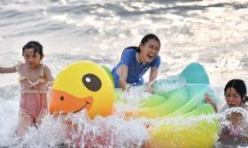 海南海口：孩童暑期踏浪享清凉