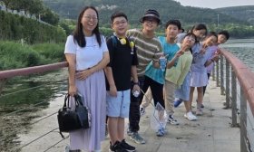环湖徒步、浅滩戏水、捡拾垃圾……瀚阳学校学子开展徒步活动
