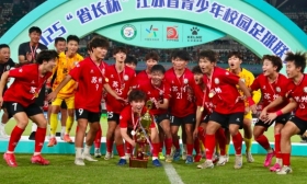 2025“省长杯”江苏省青少年校园足球联赛高中男子组冠亚军决赛举行 许昆林刘小涛出席并颁奖