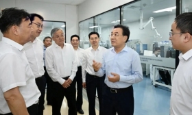 信长星在全国高校生物医药区域技术转移转化中心（江苏南京）调研