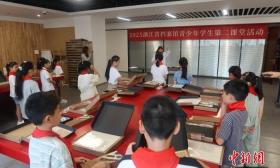 浙江青少年化身“档案医生” 指尖“复活”历史记忆