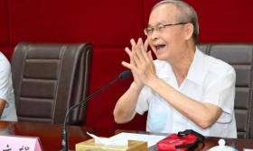 80岁清华学长回母校，学生追星现场，考上清华真能去他家？