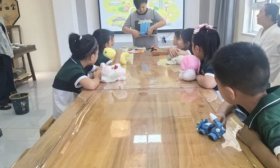 感受传统文化，济南高新区康虹路小学学生共同体巧手学制扇