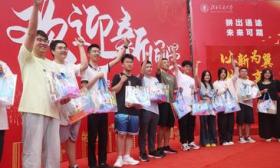 北京交通大学迎2025级新生，十余位“小寿星”集体庆生