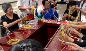 山青院设计艺术学院以非遗为媒，青春巧手织就银龄“欢乐结”