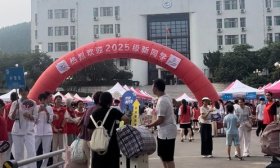 父子俩一起报到！52岁乡村医生与儿子考入山东医专同一专业