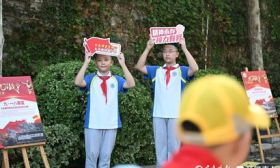 抗战展板和知识问答，开学首日红色主题教育入校园