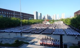燃！万人齐唱国歌 济南历城二中“勤志”学子发出响亮的青春宣言