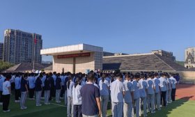 济南市历下区龙奥学校举办新学期开学典礼。