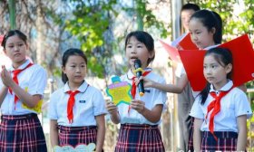 东方双语开学：听抗战故事，感胜利荣光