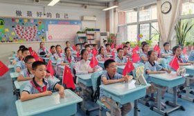 向祖国敬礼丨山师附小六（1）中队心潮澎湃观阅兵