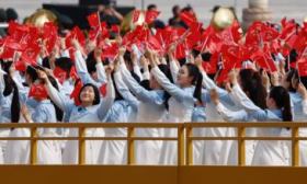 用歌声献礼祖国，三千首都高校学子在天安门广场唱出最强音