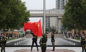 鲁劳职院举行纪念中国人民抗日战争胜利80周年升旗仪式