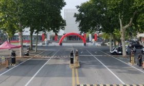 山东轻工职业学院两校区迎新！无人快递车、智能机器人齐亮相