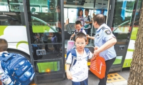 北京：通学公交车首次开进校园