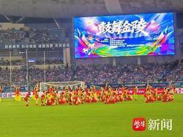 6万人齐唱《长大后我就成了你》！ 苏超南京主场致敬教师节
